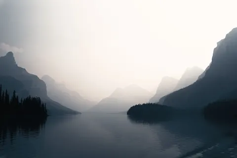 薄雾山湖 4K壁纸 · nature · 3840×2560
