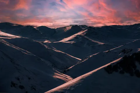 连绵山脉 4K壁纸 · mountains · 3840×2563