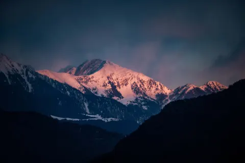 Fond d'écran Chaîne de montagnes 4K · mountains · 3840×2560
