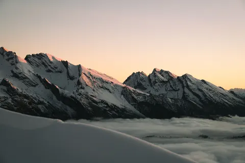Fond d'écran Chaîne de montagnes 4K · mountains · 3840×2555