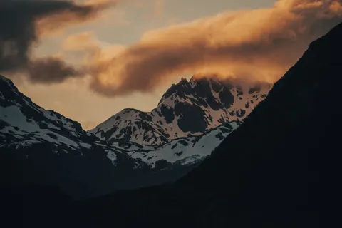 Fond d'écran Chaîne de montagnes 4K · mountains · 3840×2560