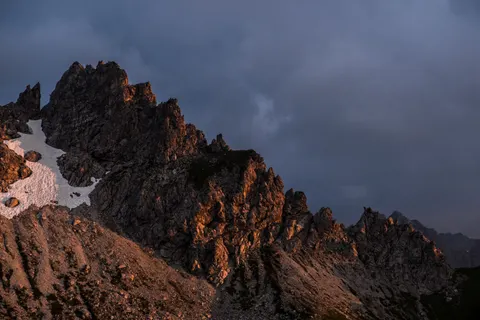 Fond d'écran Chaîne de montagnes 4K · mountains · 3840×2560