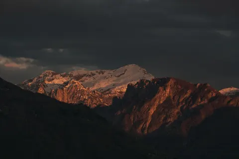 Papel de parede Cadeia de Montanhas 4K · mountains · 3840×2560