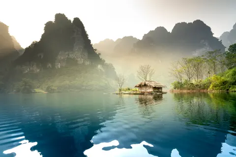 Nebliger Bergsee 4K Hintergrundbild · nature · 3840×2561