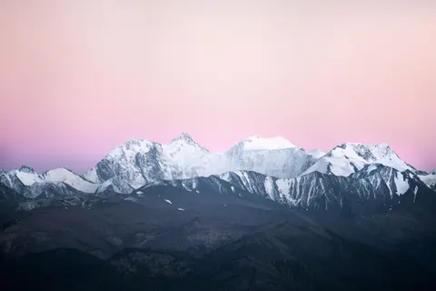 Fond d'écran Chaîne de montagnes 4K · mountains · 3840×2561