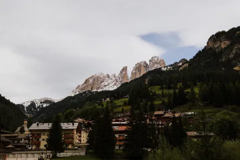 Hình nền Dãy Núi Dolomites 4K · mountains · 3840×2560