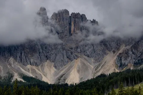 多洛米蒂山 4K壁纸 · mountains · 3840×2556