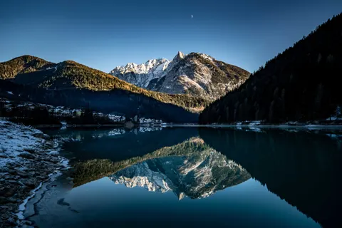 Hình nền Hồ Trên Núi 4K · mountains · 3840×2560