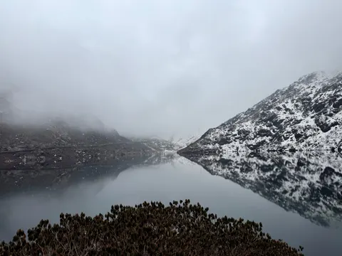 Hình nền Hồ Trên Núi 4K · mountains · 3840×2880