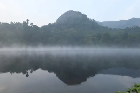 안개 낀 산속 호수 4K 배경화면 · nature · 3840×2560