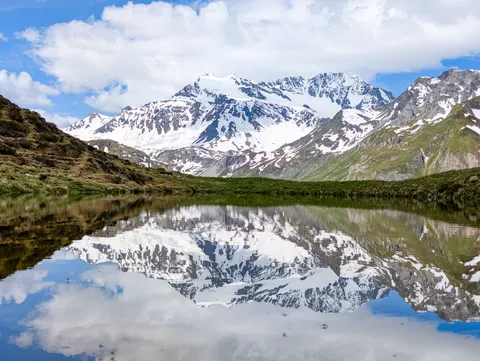 Bergsee 4K Hintergrundbild · mountains · 3840×2891