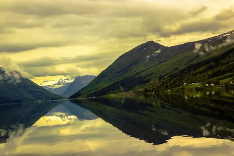 Bergsee 4K Hintergrundbild · mountains · 3840×2560