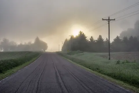 雾中道路 4K壁纸 · nature · 3840×2560