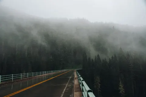 Fondo de pantalla Carretera con niebla 4K · nature · 3840×2563