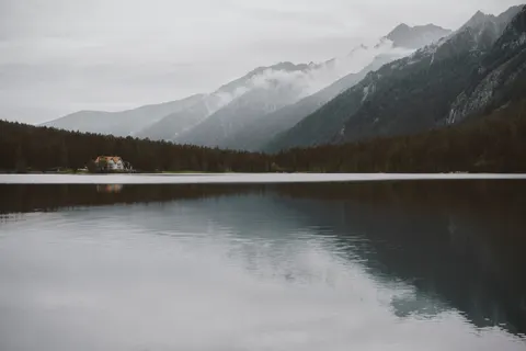 والپیپر دریاچه کوهستانی با کیفیت 4K · mountains · 3840×2560
