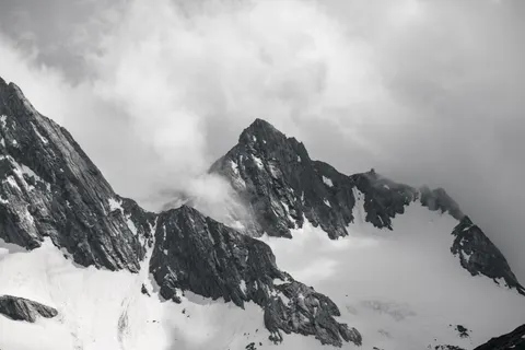 Papel de parede Pico nevado 4K · mountains · 3840×2560