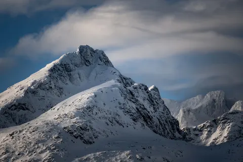 خلفية قمة جبل مثلج بدقة 4K · mountains · 3840×2560