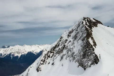 Fondo de pantalla Pico nevado 4K · mountains · 3840×2560