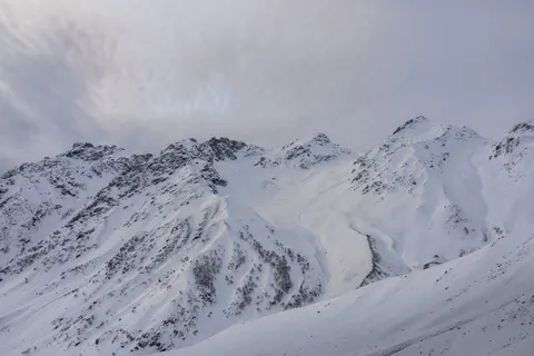 Verschneiter Berggipfel 4K Hintergrundbild · mountains · 3840×2560