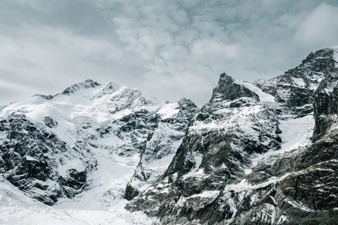 Verschneiter Berggipfel 4K Hintergrundbild · mountains · 3840×2560