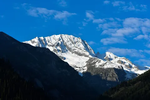 Verschneiter Berggipfel 4K Hintergrundbild · mountains · 3840×2560