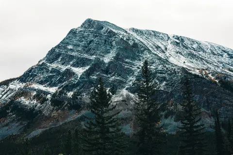 Fond d'écran Sommet enneigé 4K · mountains · 3840×2561