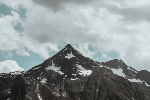 Verschneiter Berggipfel 4K Hintergrundbild · mountains · 3840×2560