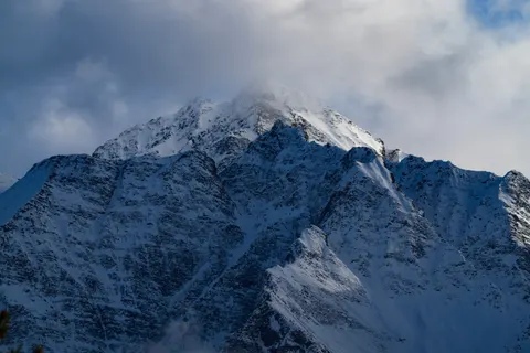 Verschneiter Berggipfel 4K Hintergrundbild · mountains · 3840×2560