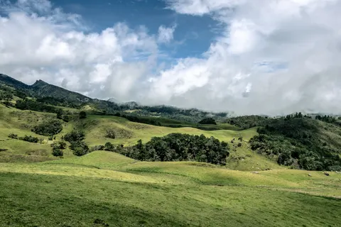 绿色丘陵 4K壁纸 · nature · 3840×2560
