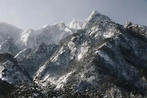 Verschneiter Berggipfel 4K Hintergrundbild · mountains · 3840×2560
