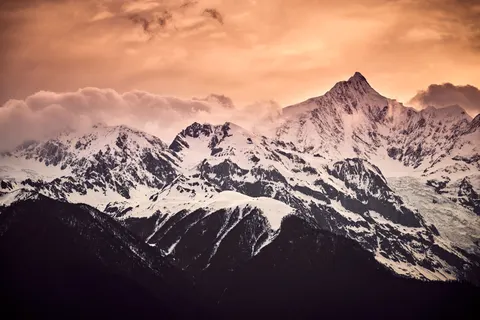 Snowy Mountain Peak 4K Wallpaper · mountains · 3840×2560