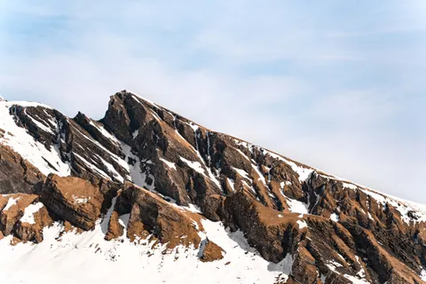 Verschneiter Berggipfel 4K Hintergrundbild · mountains · 3840×2560