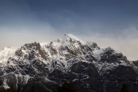 Verschneiter Berggipfel 4K Hintergrundbild · mountains · 3840×2560