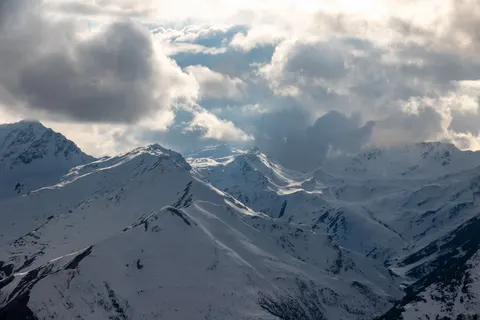 Verschneiter Berggipfel 4K Hintergrundbild · mountains · 3840×2560