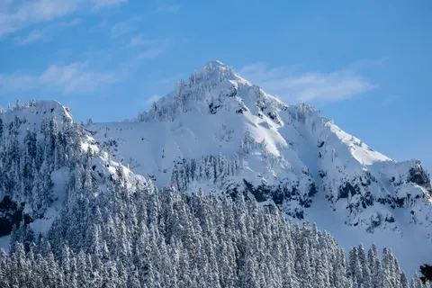 Verschneiter Berggipfel 4K Hintergrundbild · mountains · 3840×2560