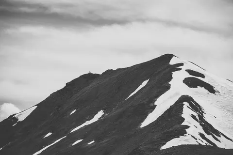 خلفية قمة جبل مثلج بدقة 4K · mountains · 3840×2560