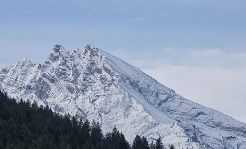 Verschneiter Berggipfel 4K Hintergrundbild · mountains · 3840×2328
