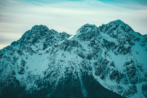 Verschneiter Berggipfel 4K Hintergrundbild · mountains · 3840×2560