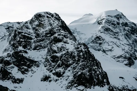 Verschneiter Berggipfel 4K Hintergrundbild · mountains · 3840×2560