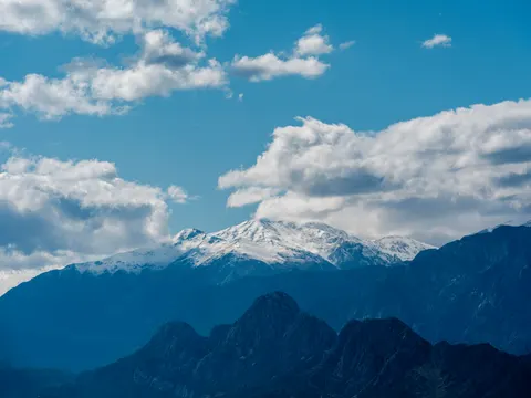 Verschneiter Berggipfel 4K Hintergrundbild · mountains · 3840×2880
