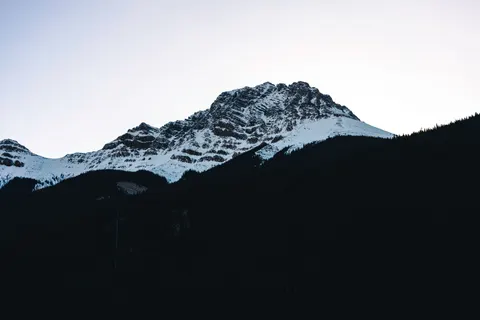 Verschneiter Berggipfel 4K Hintergrundbild · mountains · 3840×2561