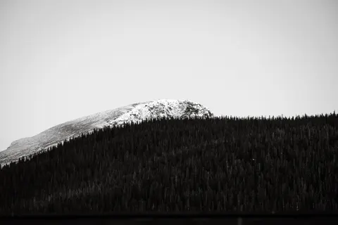 خلفية قمة جبل مثلج بدقة 4K · mountains · 3840×2560