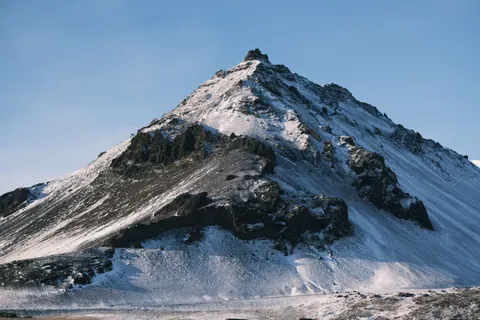 Verschneiter Berggipfel 4K Hintergrundbild · mountains · 3840×2560