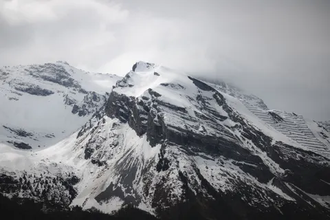 خلفية قمة جبل مثلج بدقة 4K · mountains · 3840×2560