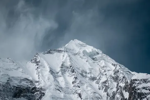 Verschneiter Berggipfel 4K Hintergrundbild · mountains · 3840×2560
