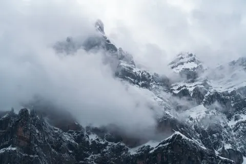 Verschneiter Berggipfel 4K Hintergrundbild · mountains · 3840×2561