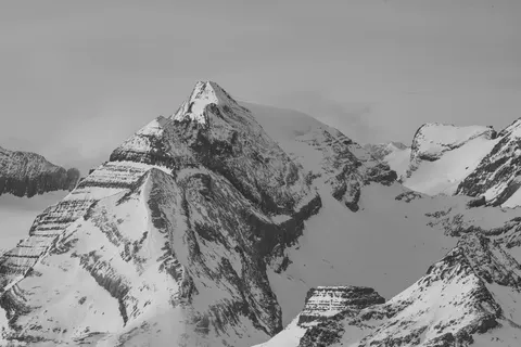 Verschneiter Berggipfel 4K Hintergrundbild · mountains · 3840×2560