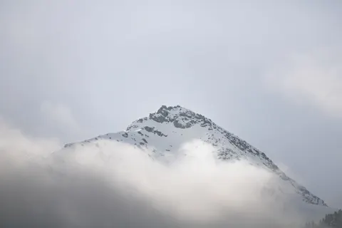 Verschneiter Berggipfel 4K Hintergrundbild · mountains · 3840×2560