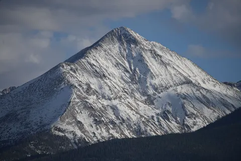 Verschneiter Berggipfel 4K Hintergrundbild · mountains · 3840×2560