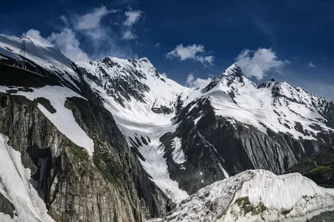 Verschneiter Berggipfel 4K Hintergrundbild · mountains · 3840×2560